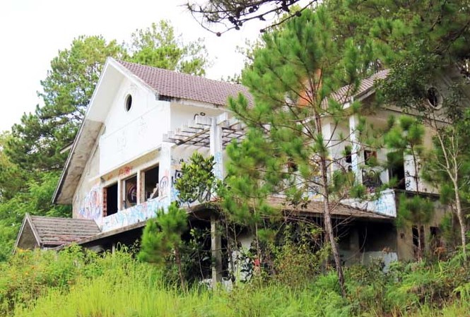 Hàng chục biệt thự nghỉ dưỡng bị bỏ hoang trên đồi thông Đà Lạt Biệt thự kiến trúc Pháp bị bỏ hoang