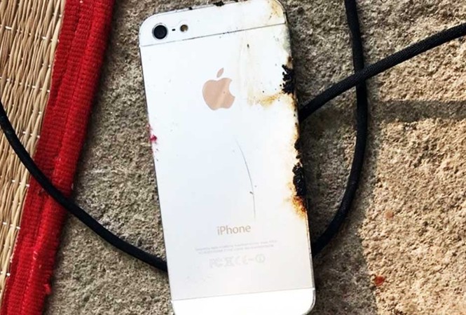 Công bố nguyên nhân nam thanh niên tử vong khi đang sạc điện thoại Chiếc Iphone chỉ bị cháy xém phần vỏ, vẫn hoạt động bình thường