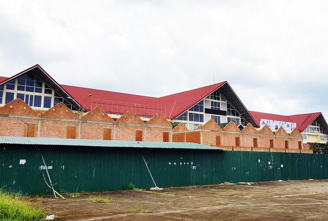 Buộc tháo dỡ 28 ki ốt phá vỡ kiến trúc khu chợ đẹp bậc nhất Việt Nam Dãy ki ốt gần như che khuất mặt tiền chợ Trung tâm Bảo Lộc