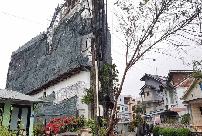 'Cắt ngọn' khách sạn sai phép ngạo nghễ giữa thành phố Đà Lạt Khách sạn này cao hơn hẳn các căn nhà cùng dãy phố