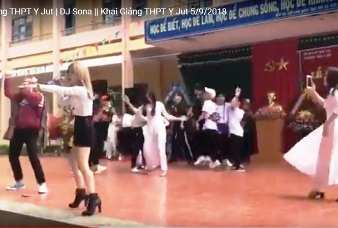 Học sinh 'quẩy lên nào' trong lễ khai giảng, Sở GD&ĐT yêu cầu báo cáo Khung cảnh "quẩy lên nào" tại buổi lễ khai giảng trường THPT Y út (ảnh cắt từ clip)
