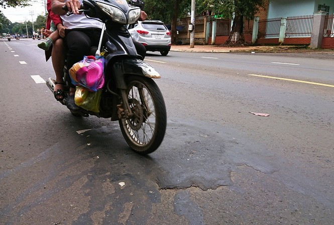 Đường 80 tỷ liên tục hỏng vì sao? Đường Đinh Tiên Hoàng liên tục bị hư hỏng vị trí chỉ các Sở GTVT Đắk Lắk chừng vài chục mét