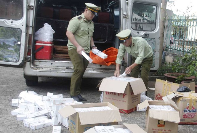 Đắk Lắk: Thu giữ 2.500 bao thuốc lậu trên xe qua Quốc lộ 14 2.500 gói thuốc lá lậu vừa bị bắt giữ