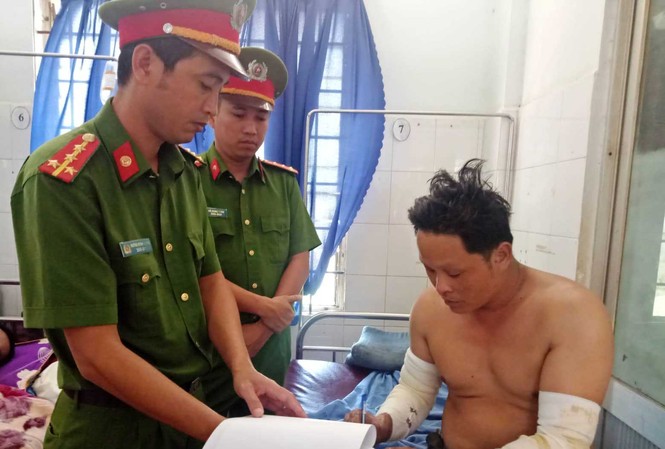Khởi tố kẻ phóng hỏa giết 2 người vì níu kéo tình cảm bất thành Cơ quan điều tra thực hiện lệnh bắt trong trường hợp khẩn cấp đối với người phóng hỏa khiến 2 người chết Đặng Văn Thụ