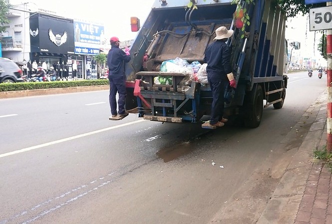 Xe công ty môi trường xả nước bẩn trước khu dân cư Xe chở rác xả nước bẩn ra đường Lê Duẩn