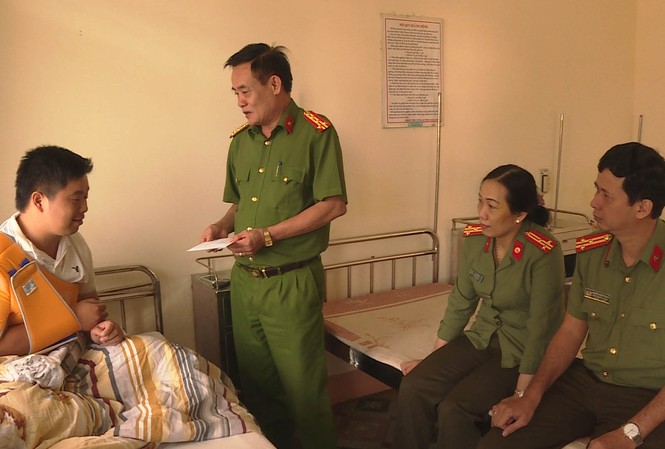 Trung úy công an bị tấn công khi làm nhiệm vụ Lãnh đạo Công an tỉnh Đắk Lắk thăm hỏi, động viên trung úy bị thương khi làm nhiệm vụ