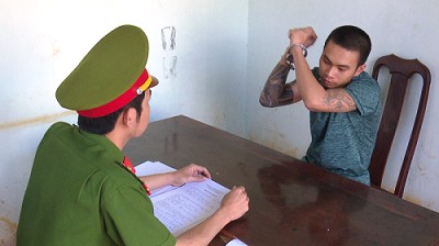 Thanh niên xăm trổ trèo vào trường chém bảo vệ trọng thương Tú tại cơ quan điều tra
