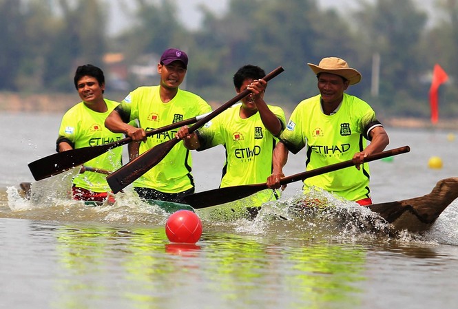 Đắk Lắk: Sôi động giải đua thuyền độc mộc truyền thống Giải đua thuyền độc mộc hồ Lắk
