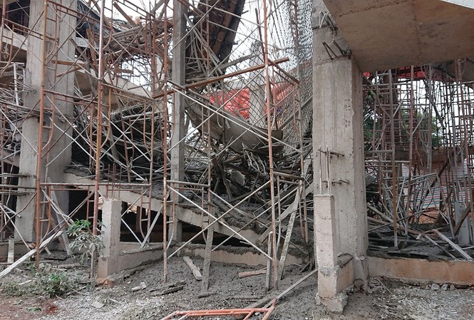 Sập tòa nhà đang xây ở Đắk Lắk, nhiều người bị thương Hàng tấn sắt thép và xi măng đổ xuống
