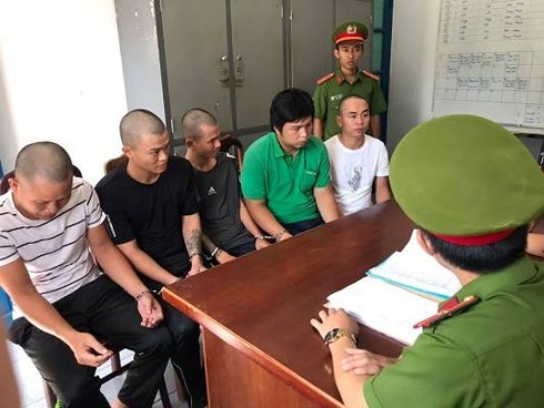 Băng nhóm 'bảo kê sầu riêng' thuê xe chặn đường thương lái Nhóm đối tượng "bảo kê sầu riêng" tại cơ quan điều tra