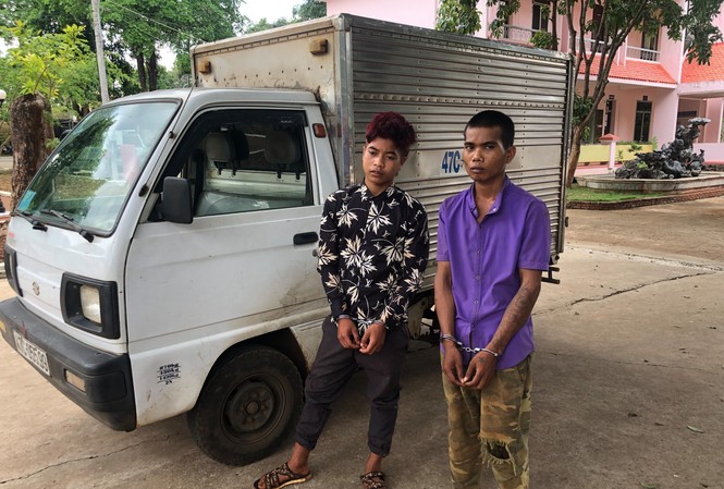 Thanh niên trộm ô tô bị bắt vì không biết bật đèn Hai thanh niên trộm xe ô tô của người dân bị bắt