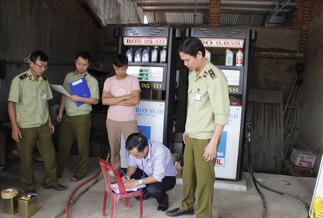 Xăng kém chất lượng ở Đắk Lắk: Sờ đâu cũng thấy điểm vi phạm Cơ quan chức năng tỉnh Đắk Lắk kiểm tra các cơ sở kinh doanh xăng dầu (Ảnh: A.X)