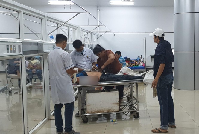 Vụ lật xe khách ở QL 26: Nối cánh tay của hành khách bị đứt Anh Nguyễn Tấn Tài bị đứt lìa cánh tay