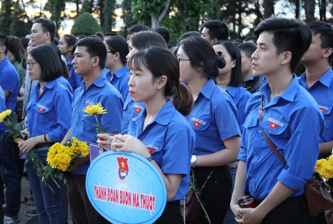 Hơn 2.300 ĐVTN thắp nến tri ân các Anh hùng liệt sĩ Tuổi trẻ Đắk Lắk thắp nến tri ân