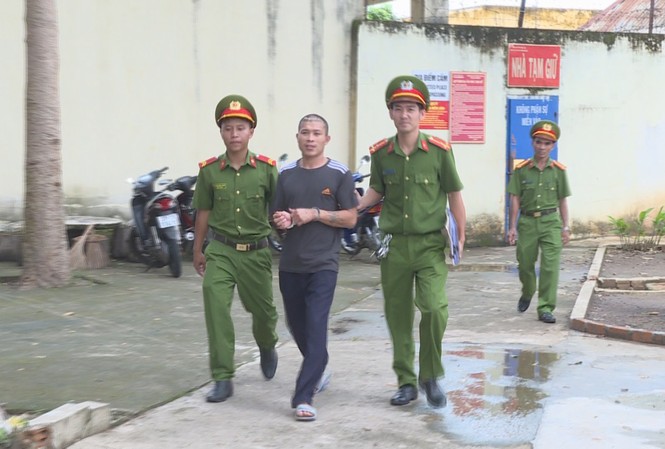 Người đàn bà bị kéo lê, ngã gãy tay khi giằng co với cướp Tuấn tại cơ quan điều tra