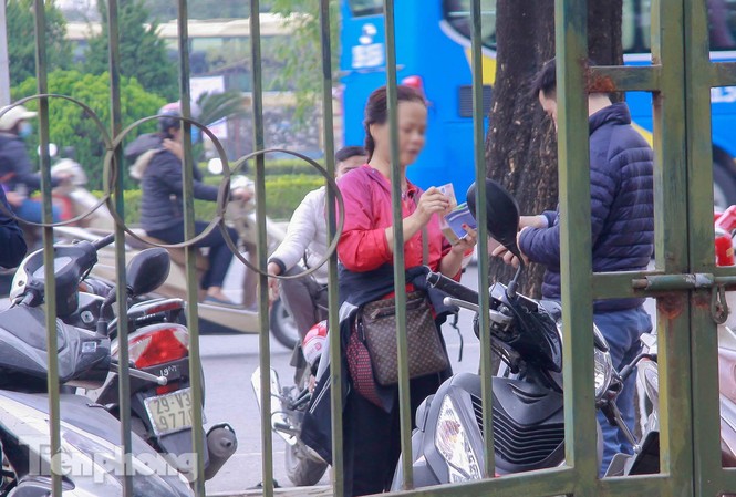 'Chợ đen' nhộn nhịp buôn vé trước trận giao hữu Việt Nam - Triều Tiên 'Chợ đen' nhộn nhịp buôn vé trước trận giao hữu Việt Nam - Triều Tiên