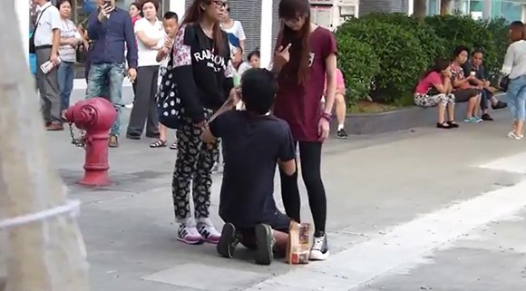 Quỳ gối lụy tình, được gì, mất gì? Quỳ gối lụy tình, được gì, mất gì?