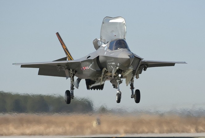Canada mua F-35 sẽ là ‘sai lầm nghiêm trọng’? Siêu tiêm kích F-35 của Lockheed Martin. Bản báo cáo “One Dead Pilot” thúc giục chính phủ liên bang Canada cân nhắc lại về F-35 và tìm loại chiến đấu cơ hai động cơ để thay thế cho CF-18.