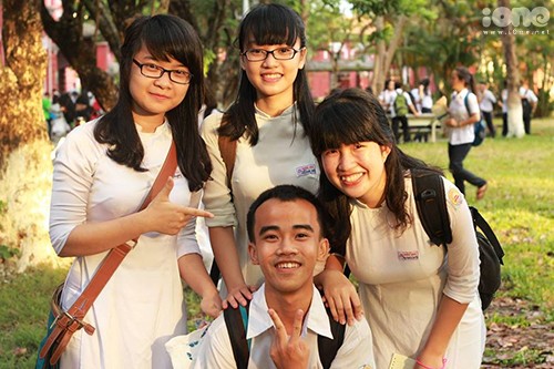 Cô bạn thủ khoa 39,5 điểm không bỏ sót trận World Cup nào Cuộc sống tự lập đã giúp Yến Nhi (ngoài cùng bên phải) trưởng thành hơn so với các bạn đồng trang lứa.