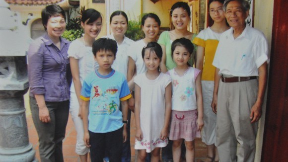 Ông giáo 82 tuổi đến bãi rác tìm học sinh dạy học miễn phí Thầy Trà (ngoài cũng bên phải) cùng những em học sinh trong lớp học hướng thiện