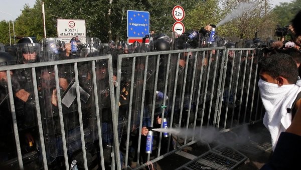 Hungary nói gì về cuộc xô xát trên biên giới Serbia? Hungary quyết không nới lỏng Luật Di trú mới bất chấp tình trạng lộn xộn trên biên giới với Serbia. Ảnh: AP