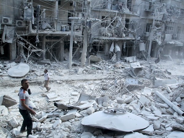 Đàm phán Nga-Mỹ về Syria là chiến thắng của Moskva Cảnh đổ nát sau một vụ không kích ở Al-Shaar, Aleppo ngày 17/9. (Nguồn: Reuter/TTXVN)