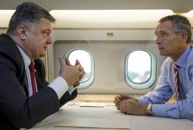 THẾ GIỚI 24H: NATO yêu cầu Ukraine thực thi thỏa thuận Minsk Tổng thư ký NATO Jens Stoltenberg yêu cầu Ukraine thực thi thỏa thuận ngừng bắn Minsk trong chuyến thăm Ukraine hồi đầu tuần. Ảnh: Reuters
