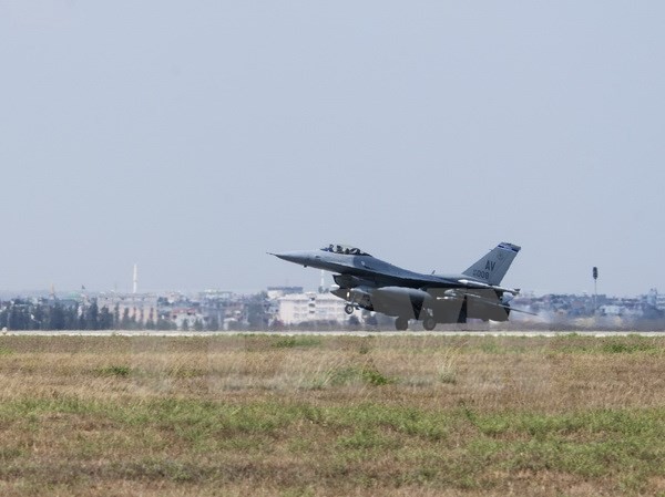 Mỹ đưa máy bay tiêu diệt xe tăng tới Thổ Nhĩ Kỳ Máy bay F-16 được triển khai tới căn cứ không quân Incirlik, Thổ Nhĩ Kỳ ngày 9/8. (Nguồn: AFP/TTXVN)