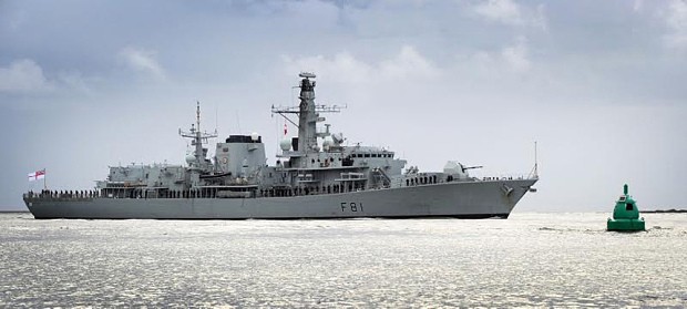 Anh – Pháp lùng sục 'tàu ngầm Nga' ngoài khơi bờ biển Scotland Tàu khu trục HMS Sutherland của Hải quân Hoàng gia Anh. Ảnh: MoD