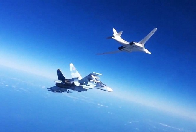 Nga cảnh báo hủy diệt các mối đe dọa tiềm tàng Tiêm kích đa năng Su-30SM hộ tống oanh tạc cơ Tu-160 tham gia chiến dịch không kích khủng bố ở Syria. Ảnh: Tass