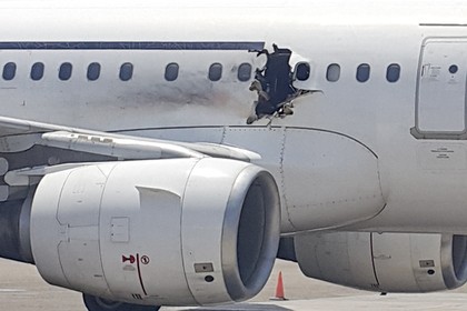 Lộ diện kẻ đánh bom máy bay A321 Vụ đánh bom làm thủng một lỗ rộng chừng 1 mét trên vỏ máy bay. Ảnh: AP
