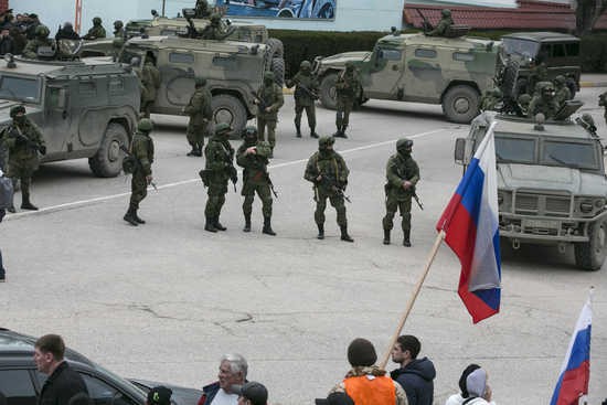 THẾ GIỚI 24H: Mỹ chỉ đạo Ukraine ‘không động binh’ ở Crimea Nhiều tay súng vũ trang "không xác định được danh tính" chiếm giữ trụ sở chính quyền Crimea hồi tháng 3/2014. Ảnh: RT
