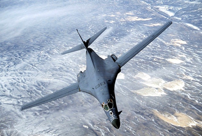 Máy bay ném bom chiến lược Mỹ tiếp tục áp sát Triều Tiên Máy bay ném bom chiến lược B-1B Lancer. Ảnh: EPA
