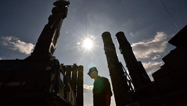 Bộ Quốc phòng Nga nói về việc triển khai S-300 và S-400 ở Syria Nga tuyên bố đưa S-300 và S-400 đến Syria để bảo vệ căn cứ quân sự ở Syria. Ảnh: RIA Novosti