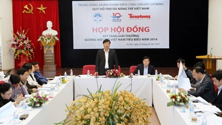 Giao lưu đề cử Gương mặt trẻ Việt Nam tiêu biểu năm 2016 Anh Lê Quốc Phong, Bí thư thứ nhất T.Ư Đoàn, Chủ tịch Hội đồng điều hành Quỹ Hỗ trợ tài năng trẻ Việt Nam, Chủ tịch Hội đồng xét tặng Giải thưởng, điều hành buổi họp. Ảnh: Như Ý.
