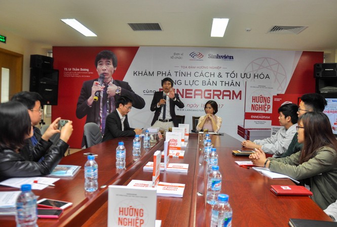 Sinh viên Việt Nam ‘Hướng nghiệp cùng Enneagram’ Tiến sĩ Lê Thẩm Dương giới thiệu cuốn sách “Hướng nghiệp cùng Enneagram” ngày 18/3/2017 tại Hà Nội.