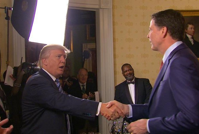 Ông Trump lần đầu lên tiếng về việc cách chức Giám đốc FBI Ảnh: AP