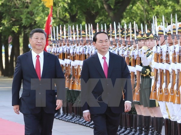 Thông cáo chung Việt-Trung nhân chuyến thăm của Chủ tịch nước Tổng Bí thư, Chủ tịch nước Trung Quốc Tập Cận Bình và Chủ tịch nước Trần Đại Quang duyệt đội quân danh dự. (Ảnh: Nhan Sáng/TTXVN)