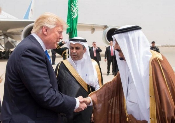 Mỹ-Saudi Arabia nhất trí về các thỏa thuận vũ khí gần 110 tỷ USD Tổng thống Mỹ Donald Trump và Quốc vương Salman bin Abdulaziz Al Saud tại lễ đón ở thu đô Riyadh, Saudi Arabia. Ảnh: Reuters