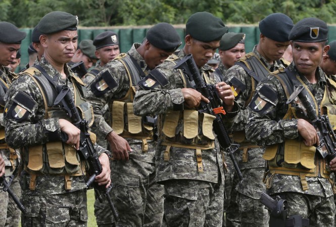 Philippines dùng tên lửa dẫn đường tấn công phiến quân thân IS Ảnh: Reuters