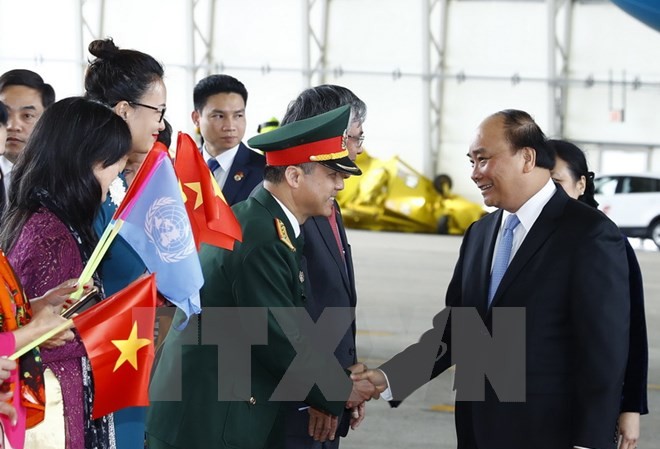 Thủ tướng Nguyễn Xuân Phúc tới New York, bắt đầu chuyến thăm Hoa Kỳ Lễ đón Thủ tướng Nguyễn Xuân Phúc tại sân bay John F.Kennedy. (Ảnh: Thống Nhất/TTXVN)