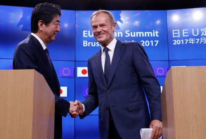 EU, Nhật Bản bắt tay chống chính sách bảo hộ của Trump Thủ tướng Nhật Bản Shinzo Abe và Chủ tịch Hội đồng châu Âu Donald Tusk hội nghị thượng đỉnh EU-Japan tại Brussels, Bỉ ngày 6/7/2017. Ảnh: Reuters