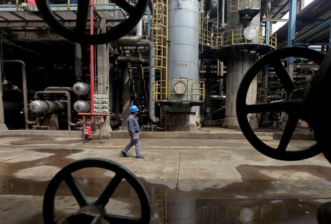 Dầu Brent vượt mốc 50USD lần đầu kể từ đầu tháng sáu Ảnh: Reuters