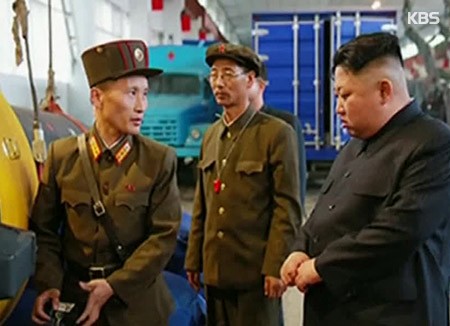 Thị sát ‘lò’ vật liệu ICBM, ông Kim chỉ thị phát triển động cơ tên lửa Ảnh: KBS