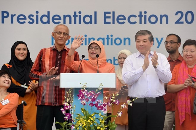 Chủ tịch nước Trần Đại Quang gửi điện mừng Tổng thống Singapore Tổng thống đắc cử Singapore Halimah Yacob (giữa) phát biểu trước người hâm mộ tại Trung tâm Ứng cử ở Singapore ngày 13/9. (Nguồn: AFP/TTXVN)