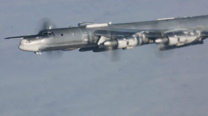 Oanh tạc cơ Tu-95MS tấn công IS ở Syria Oanh tạc cơ Tu-95MS tấn công IS ở Syria