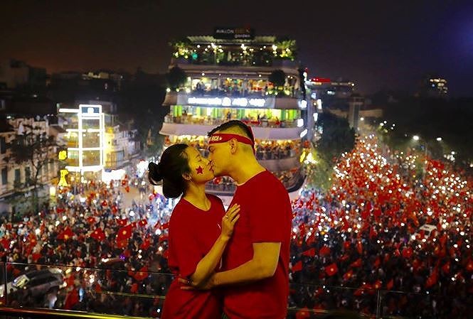 Công bố 23 giải thưởng cuộc thi 'Ấn tượng U23 Việt Nam' Nụ hôn ngày chiến thắng. Đôi vợ chồng Quyên và David trao nhau nụ hôn nhau trong đám đông ăn mừng chiến thắng của U23 Việt Nam! (Ảnh: Như Ý)