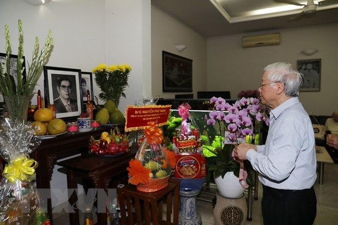 Tổng Bí thư thắp hương tưởng niệm nguyên Tổng Bí thư Nguyễn Văn Linh Tổng Bí thư, Chủ tịch nước Nguyễn Phú Trọng thắp hương tưởng nhớ nguyên Tổng Bí thư Nguyễn Văn Linh. (Ảnh: Trí Dũng/TTXVN)
