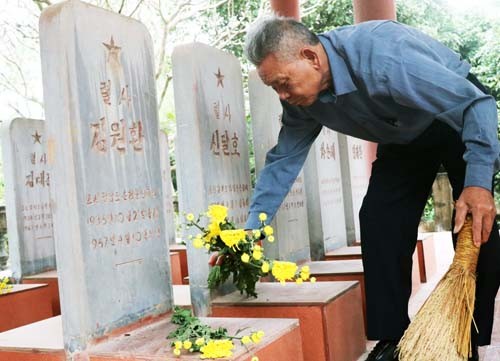 Khu tưởng niệm 14 phi công Triều Tiên hy sinh ở Việt Nam Gần 20 năm qua, ông Dậu tự nguyện trông coi, chăm sóc khu tưởng niệm sĩ quan, chiến sĩ Triều Tiên ở Bắc Giang. Ảnh: Võ Hải