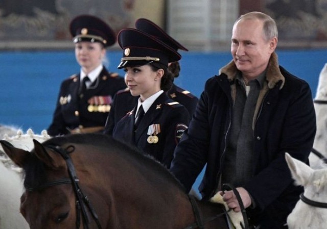 Tổng thống Putin cưỡi ngựa cùng những 'bông hồng thép' Liên bang Tổng thống Putin cưỡi ngựa cùng những 'bông hồng thép' Liên bang